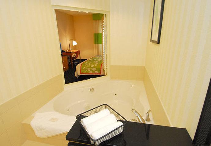 Hotel Fairfield & White Marsh